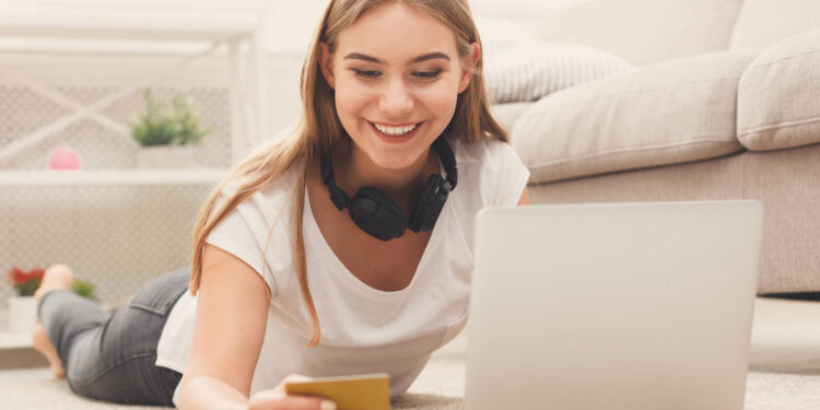 Tippek és trükkkök: így védhetjük meg a pénzünket az online térben