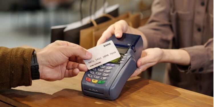 Soha ne írd alá, amit a bank eléd tol! Így verik át a gyanútlan kereskedőket a terminállal.